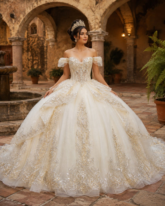 Vestido de Quinceañera Color Ivory con Bordado Dorado y Falda de Capas 600492-XV067