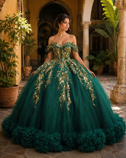 Vestido de Quinceañera Verde Esmeralda con Bordado Dorado y Detalle Floral en Falda I600492-XV044