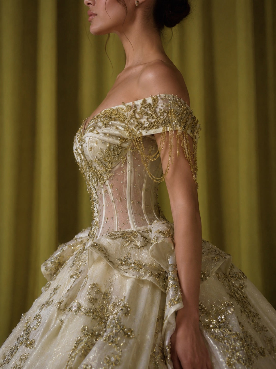 Vestido de Quinceañera Marfil con Bordado Dorado ID 600492-XV005