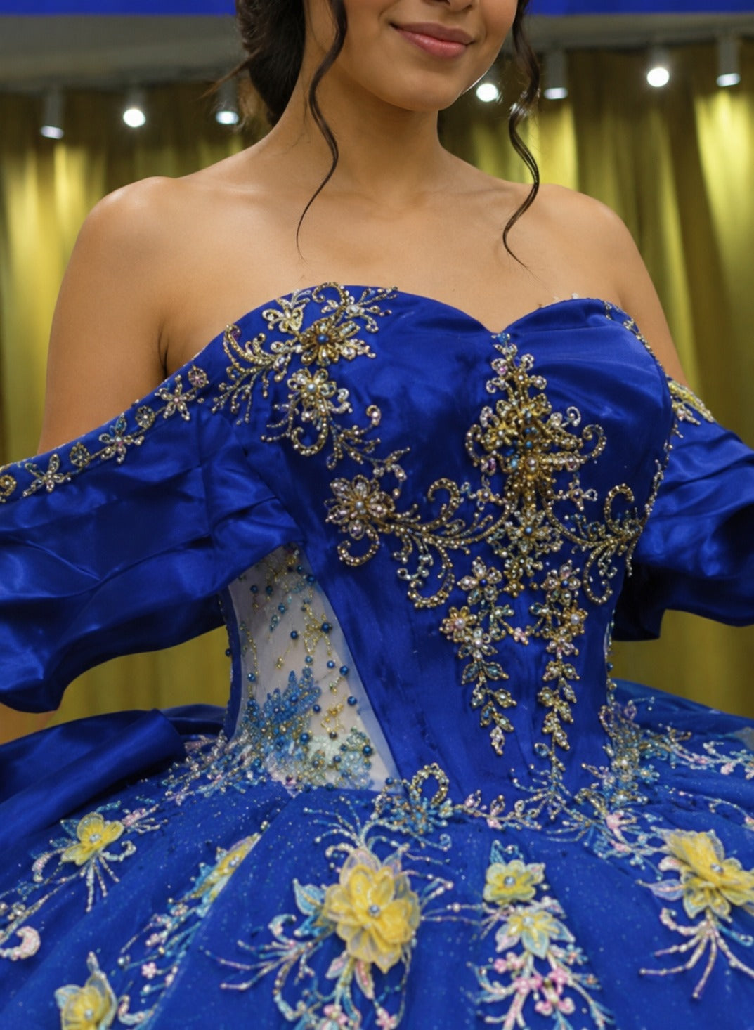 Vestido de Quinceañera Azul Rey con Bordado Dorado Floral ID 600492-XV017