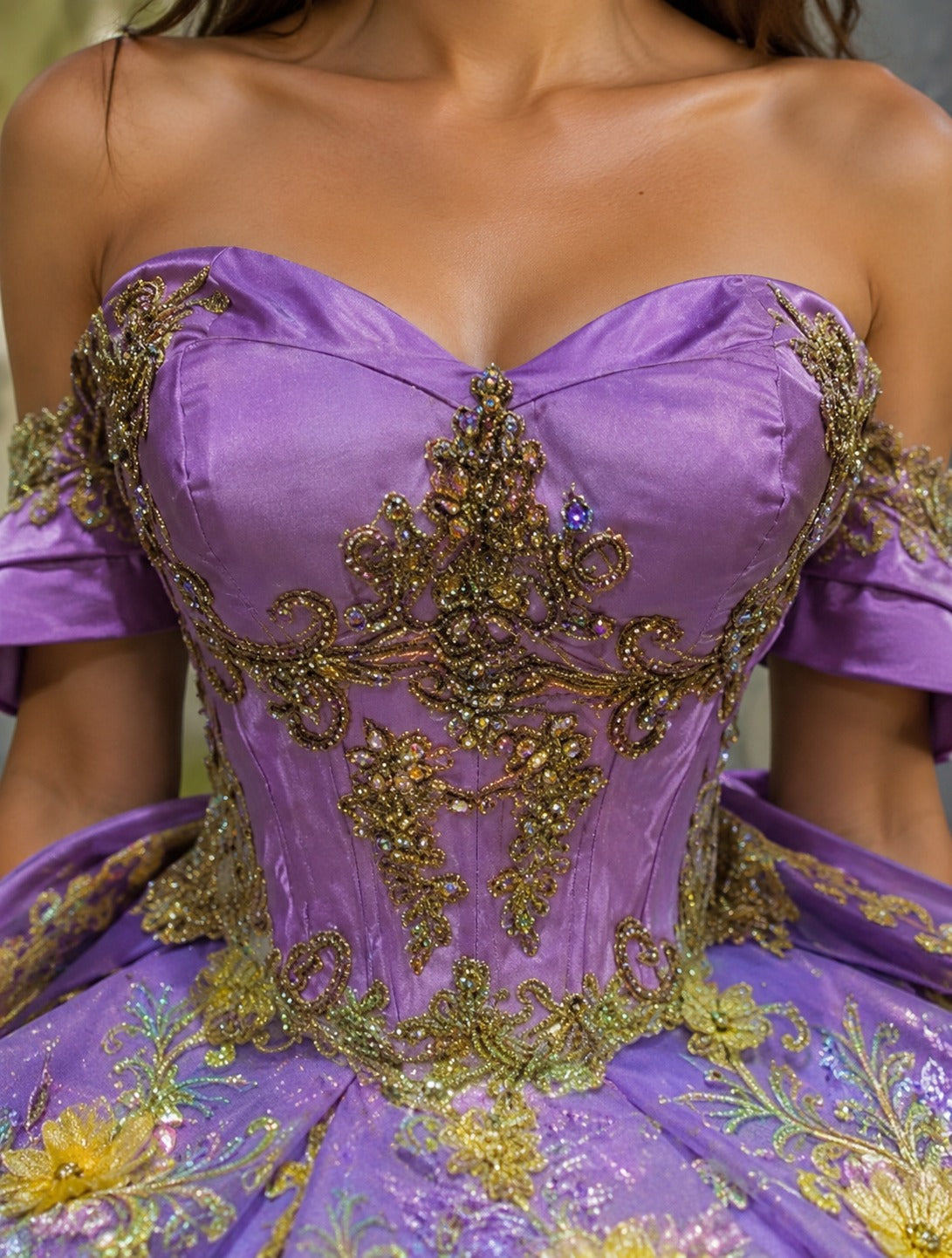 Vestido de Quinceañera Lila con Bordado Dorado Floral ID 600492-XV018