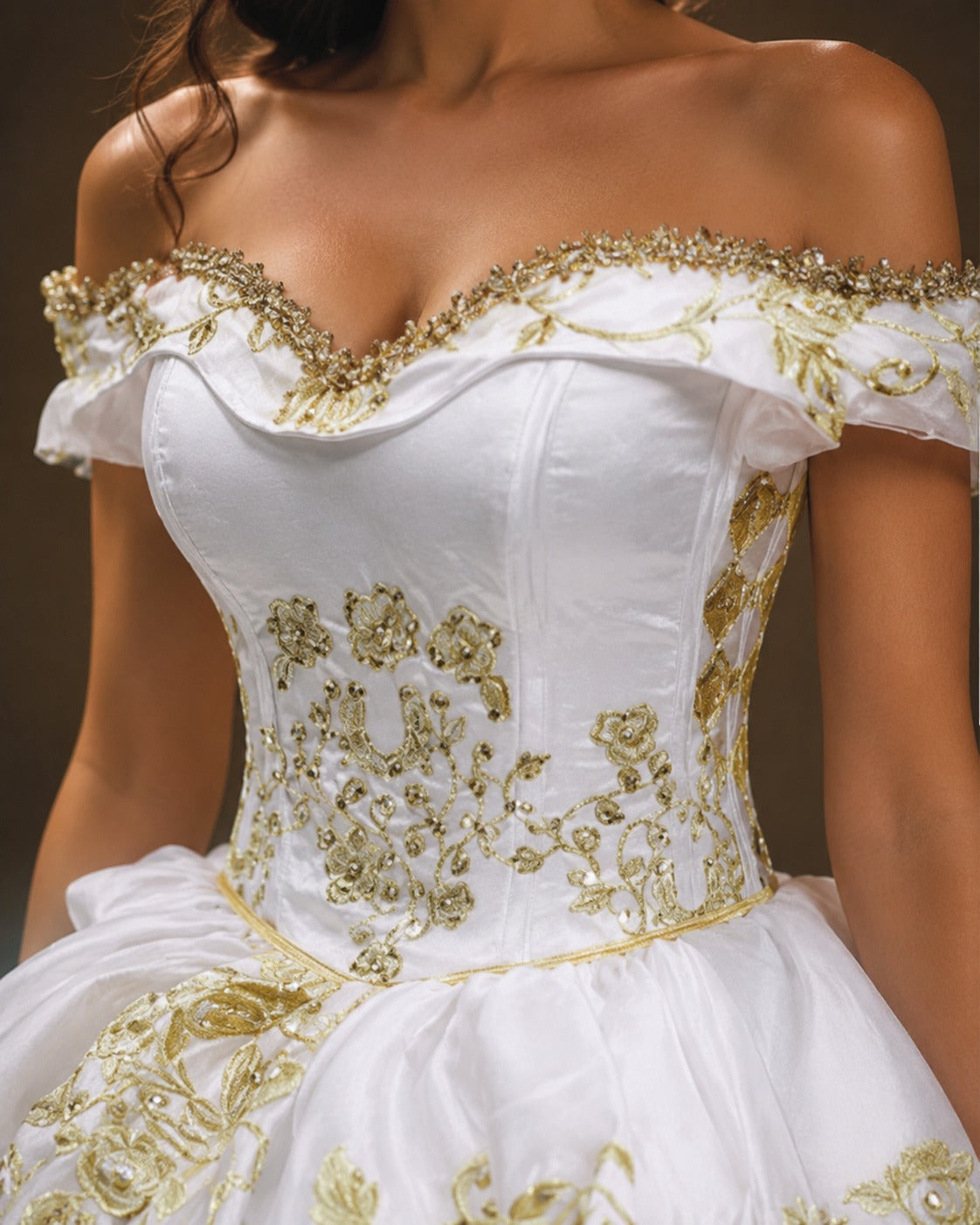 Vestido de Quinceañera Blanco y Rojo con Bordado Dorado y Falda de Olanes ID600492-XV020