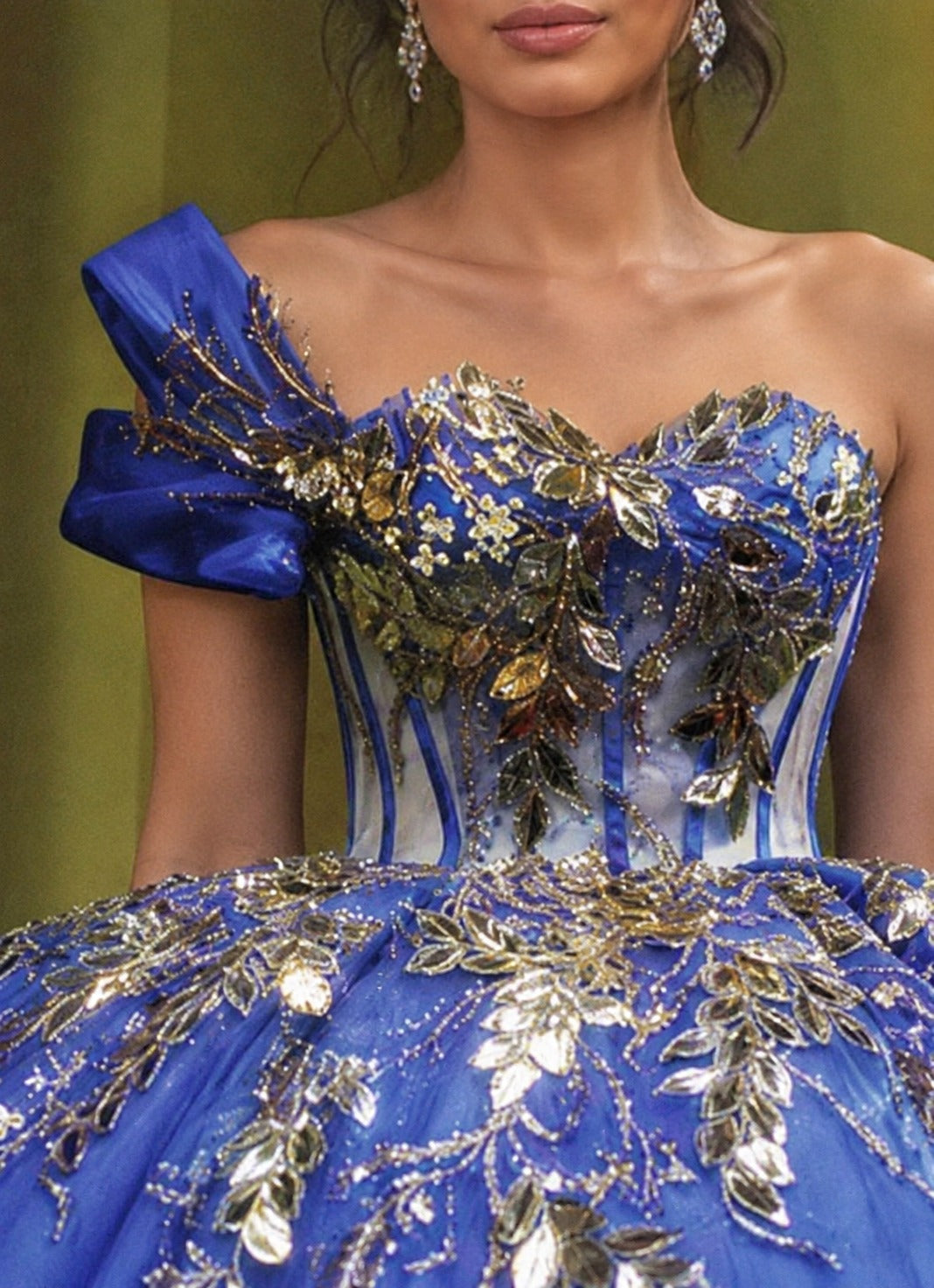 Vestido de Quinceañera Azul Rey con Bordado Dorado y Detalle Floral en Falda ID600492-XV043