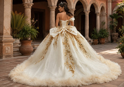 Vestido de Quinceañera Champagne con Bordado Dorado y Detalle Floral en Falda ID600492-XV045