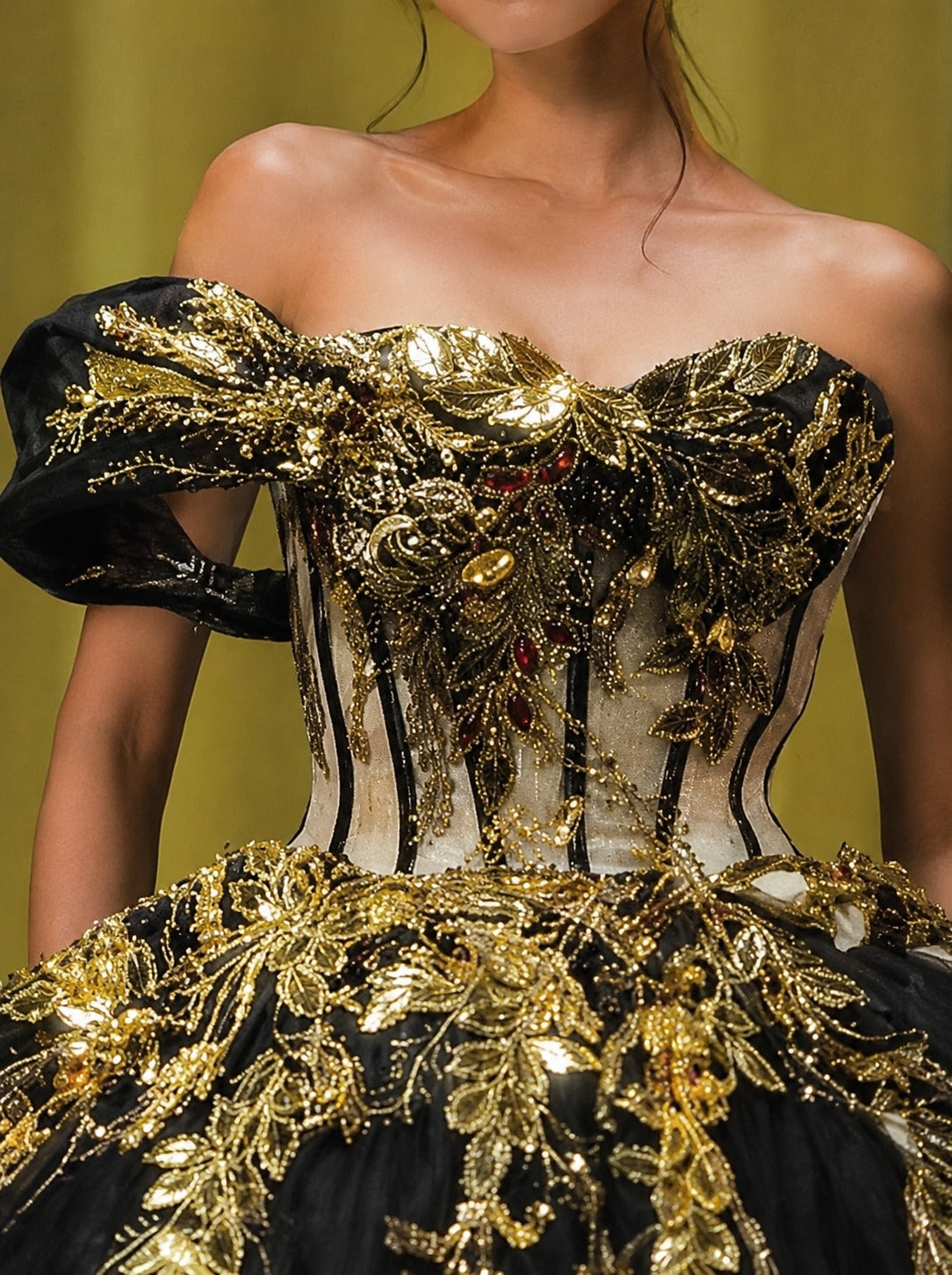 Vestido de Quinceañera Negro con Bordado Dorado y Detalle Floral en Falda ID600492-XV046