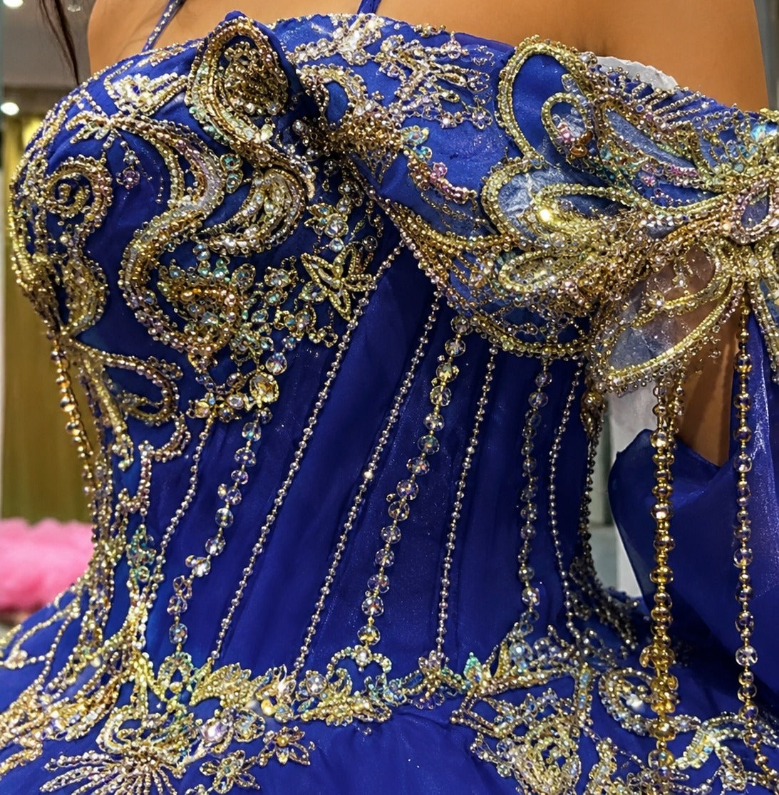 Vestido de Quinceañera Azul Rey con Bordado Dorado y Hombros Descubiertos ID600492-XV059